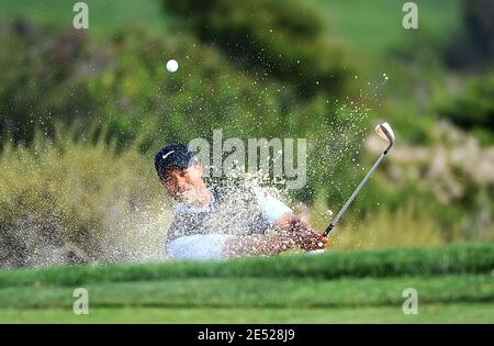 Tiger Woods (USA) sort du piège à sable sur le 14ème trou lors de la troisième partie de l'US Open au parcours de golf Torrey Pines de la Jolla, CA, USA le 14 2008 juin. Photo de Louis Lopez/Cal Sport Media/Cameleon/ABACAPRESS.COM Banque D'Images