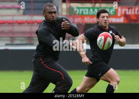 Maleli Kunavore et Byron Kelleher (R) de Toulouse lors d'une session d'entraînement au stade Ernest-Wallon à Toulouse, France, le 16 juin 2008/photo par Alex/Cameleon/ABACAPRESS.COM Banque D'Images