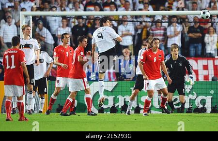 Le 2008 juin 2008, Mario Gomez, de l'Allemagne, dirige le ballon dans l'air lors des Championnats d'Europe de l'UEFA Euro 16, Groupe B, Autriche contre Allemagne, au stade Ernst-Happel à Vienne, Autriche. L'Allemagne a gagné 1-0. Photo de Steeve MacMay/Cameleon/ABACAPRESS.COM Banque D'Images