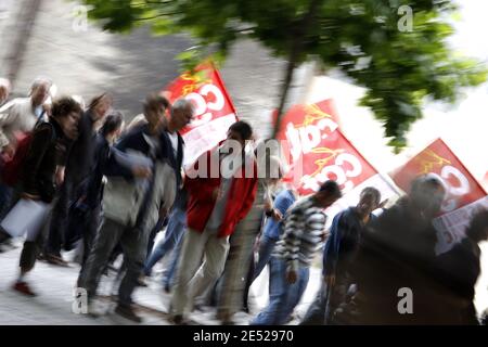 Des milliers de personnes manifestent à Bordeaux, dans le sud-ouest de la France, le 17 juin 2008, pour protester contre les réformes des retraites du gouvernement, contre la restructuration des services publics et contre le projet de Nicolas Sarkozy de faciliter la semaine de travail de 35 heures. Photo de Patrick Bernard/ABACAPRESS.COM Banque D'Images