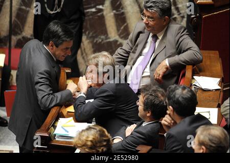 Le Premier ministre français François Fillon s'entretient avec le ministre des Affaires étrangères et européennes Bernard Kouchner près du Haut Commissaire français pour la solidarité active contre la pauvreté Martin Hirsch lors d'une session de travail à l'Assemblée nationale à Paris, France, le 17 juin 2008. Photo de Mousse/ABACAPRESS.COM Banque D'Images