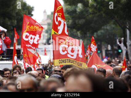 Des milliers de personnes manifestent à Bordeaux, dans le sud-ouest de la France, le 17 juin 2008, pour protester contre les réformes des retraites du gouvernement, contre la restructuration des services publics et contre le projet de Nicolas Sarkozy de faciliter la semaine de travail de 35 heures. Photo de Patrick Bernard/ABACAPRESS.COM Banque D'Images