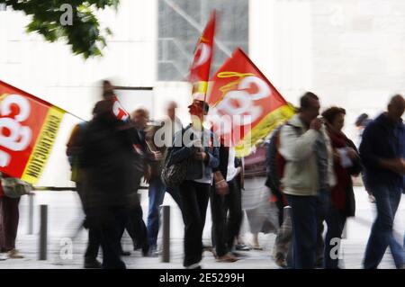 Des milliers de personnes manifestent à Bordeaux, dans le sud-ouest de la France, le 17 juin 2008, pour protester contre les réformes des retraites du gouvernement, contre la restructuration des services publics et contre le projet de Nicolas Sarkozy de faciliter la semaine de travail de 35 heures. Photo de Patrick Bernard/ABACAPRESS.COM Banque D'Images