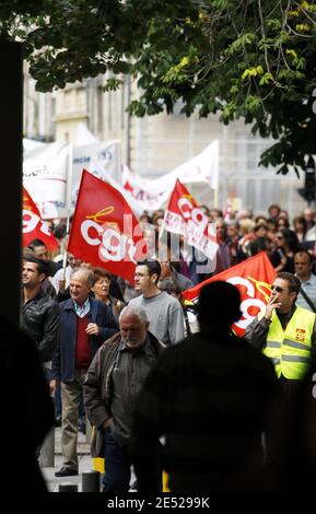 Des milliers de personnes manifestent à Bordeaux, dans le sud-ouest de la France, le 17 juin 2008, pour protester contre les réformes des retraites du gouvernement, contre la restructuration des services publics et contre le projet de Nicolas Sarkozy de faciliter la semaine de travail de 35 heures. Photo de Patrick Bernard/ABACAPRESS.COM Banque D'Images