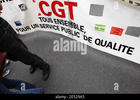 Des milliers de personnes manifestent à Bordeaux, dans le sud-ouest de la France, le 17 juin 2008, pour protester contre les réformes des retraites du gouvernement, contre la restructuration des services publics et contre le projet de Nicolas Sarkozy de faciliter la semaine de travail de 35 heures. Photo de Patrick Bernard/ABACAPRESS.COM Banque D'Images