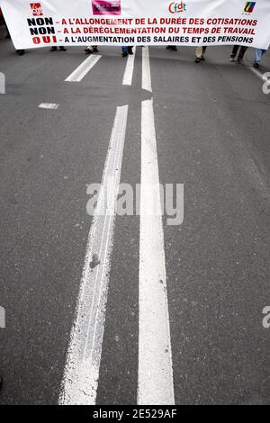 Des milliers de personnes manifestent à Bordeaux, dans le sud-ouest de la France, le 17 juin 2008, pour protester contre les réformes des retraites du gouvernement, contre la restructuration des services publics et contre le projet de Nicolas Sarkozy de faciliter la semaine de travail de 35 heures. Photo de Patrick Bernard/ABACAPRESS.COM Banque D'Images