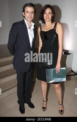 L'actrice et chanteuse française Helena Noguera pose avec Guillaume Houze, vainqueur du 17e prix « Montblanc de la culture », lors de la cérémonie qui s'est tenue au « Musee d'art moderne » à Paris, en France, le 17 juin 2008. Photo de Benoit Pinguet/ABACAPRESS.COM Banque D'Images