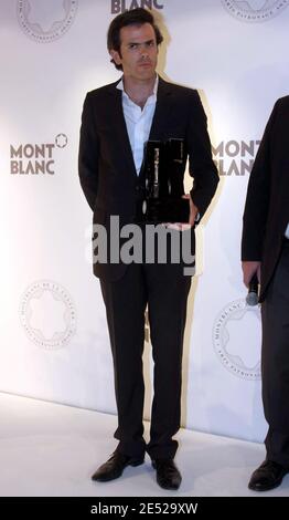 Guillaume Houze, le gagnant du 17e Prix « Montblanc de la culture », qui se pose lors de la cérémonie qui s'est tenue au « Musee d'art moderne » à Paris, en France, le 17 juin 2008. Photo de Benoit Pinguet/ABACAPRESS.COM Banque D'Images