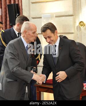 Le président français Nicolas Sarkozy se serre la main avec le père de Yann Arthus-Bertrand lors d'une cérémonie pour décerner la médaille de l'officier de l'ordre national du merite à l'Elysée Palace à Paris, France, le 17 juin 2008. Photo de Mousse/ABACAPRESS.COM Banque D'Images