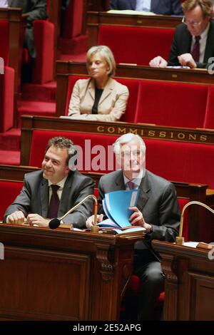 Le ministre français adjoint de l'Industrie et de la consommation, le porte-parole du gouvernement Luc Chatel et le ministre de l'Agriculture et de la pêche Michel Barnier assistent à une session de travail à l'Assemblée nationale à Paris, en France, le 18 juin 2008. Photo de Stéphane Gilles/ABACAPRESS.COM Banque D'Images