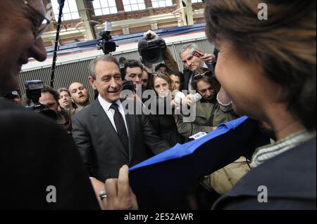 Le maire de Paris, Bertrand Delanoe, est accueilli par le maire de Lille, Martine Aubry, lorsqu'il arrive à la gare de Lille, en France, le 19 juin 2008. Photo par Elodie Gregoire/ABACAPRESS.COM Banque D'Images