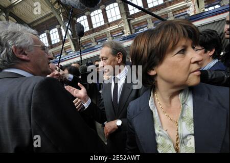 Le maire de Lille Martine Aubry accueille le maire de Paris Bertrand Delanoe lorsqu'il arrive à la gare de Lille, en France, le 19 juin 2008. Photo par Elodie Gregoire/ABACAPRESS.COM Banque D'Images