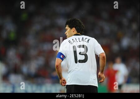 Le capitaine allemand Michael Ballack lors de l'Euro 2008, match final du championnat d'Europe de l'UEFA, le Portugal contre l'Allemagne au stade St. Jakob-Park de Bâle, en Suisse, le 19 juin 2008. L'Allemagne a gagné 3-2. Photo de Steeve McMay/Cameleon/ABACAPRESS.COM Banque D'Images