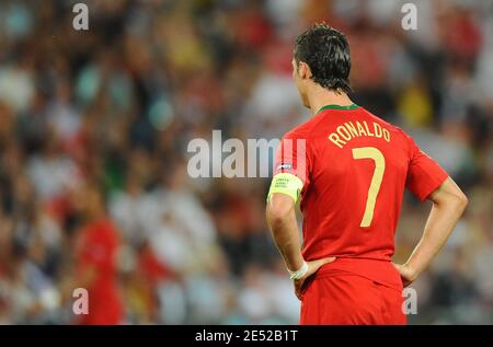 Le Portugal Cristiano Ronaldo est abattu lors de l'Euro 2008, match de finale du championnat d'Europe de l'UEFA, Portugal contre Allemagne, au stade St. Jakob-Park de Bâle, Suisse, le 19 juin 2008. L'Allemagne a gagné 3-2. Photo de Steeve McMay/Cameleon/ABACAPRESS.COM Banque D'Images