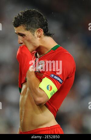 Le Portugal Cristiano Ronaldo est abattu lors de l'Euro 2008, match de finale du championnat d'Europe de l'UEFA, Portugal contre Allemagne, au stade St. Jakob-Park de Bâle, Suisse, le 19 juin 2008. L'Allemagne a gagné 3-2. Photo de Steeve McMay/Cameleon/ABACAPRESS.COM Banque D'Images