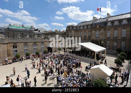 'Le président français Nicolas Sarkozy et la première dame Carla Bruni-Sarkozy rencontrent des visiteurs lorsqu'ils assistent au 27e Festival de musique ''tête de la musique'' à l'Elysée à Paris, le 21 juin 2008. Photo de Mehdi Taamallah/ABACAPRESS.COM' Banque D'Images