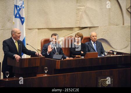 Le Premier ministre israélien Elmud Olmert prononce son discours en tant que président français Nicolas Sarkozy, son homologue israélien Shimon Peres et le porte-parole de la Knesset Dalia Itzik look, lors de la Knesset à Jérusalem, en Israël, le 23 juin 2008, le deuxième jour de la visite d'État de trois jours de Sarkozy en Israël et dans les Territoires palestiniens. Photo de Jacques Witt/Pool/ABACAPRESS.COM Banque D'Images