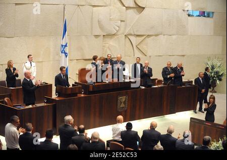 Le président français Nicolas Sarkozy s’adresse à la Knesset en tant que son homologue israélien Shimon Peres, le Premier ministre Ehud Olmert et le porte-parole de la Knesset Dalia Itzik applaudissent, le 23 juin 2008 à Jérusalem, Israël, le deuxième jour de sa visite d’État de trois jours en Israël et dans les Territoires palestiniens. Photo de Jacques Witt/Pool/ABACAPRESS.COM Banque D'Images