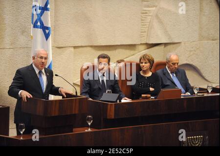 L'ancien Premier ministre israélien Benjamin Netanyahou prononce son discours en tant que président français Nicolas Sarkozy, son homologue israélien Shimon Peres et le porte-parole de la Knesset Dalia Itzik look, à la Knesset à Jérusalem, en Israël, le 23 juin 2008, Le deuxième jour de la visite d'État de trois jours de Sarkozy en Israël et dans les Territoires palestiniens. Photo de Jacques Witt/Pool/ABACAPRESS.COM Banque D'Images