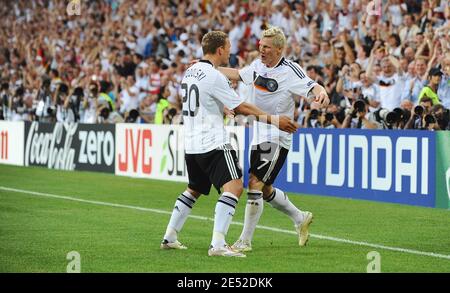 Le Bastian Schweinsteiger d'Allemagne célèbre son but avec son coéquipier Lukas Podolski lors du Championnat d'Europe de l'UEFA 2008, semi-finale, Allemagne contre Turquie au stade St. Jakob-Park de Bâle, Suisse, le 25 juin 2008. L'Allemagne a gagné 3-2. Photo de Steeve McMay/Cameleon/ABACAPRESS.COM Banque D'Images