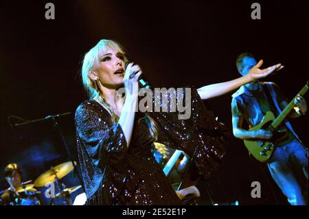 La chanteuse française Jeanne Mas se produit en direct au théâtre Trianon à Paris, en France, le 25 juin 2008. Photo de Giancarlo Gorassini/ABACAPRESS.COM Banque D'Images