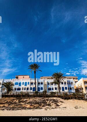 Alicante, Espagne - janvier 2021 : plage de MIL Palmeras, ville de Pilar de la Horadada, architecture méditerranéenne . Photo de haute qualité Banque D'Images