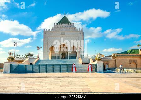 Mausolée avec des gardes au tombeau du roi Mohammed V dans la cour de la mosquée incomplète. Rabat, Maroc, Afrique du Nord Banque D'Images