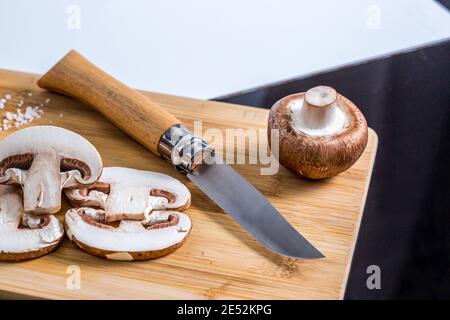 Champignons parisiens, champignons sur panneau de bambou. Vue latérale. Banque D'Images