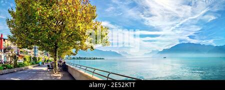 Paysage panoramique avec promenade et belle vue sur le lac de Genève dans la ville de Vevey par beau temps. Canton de Vaud, Suisse Banque D'Images