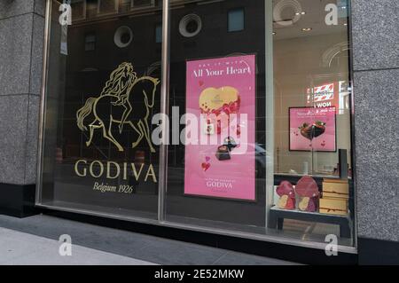 New York, États-Unis. 25 janvier 2021. Le chocolatier de luxe Godiva ferme ou vend tous les magasins aux États-Unis, le dernier à Manhattan sur la 7th Avenue, Manhattan. Toutefois, Godiva conservera ses magasins ouverts en Europe, au Moyen-Orient et dans la grande Chine. La plupart des magasins Godiva aux États-Unis sont basés dans des centres commerciaux et la circulation à pied dans les centres commerciaux a diminué en raison d'une pandémie. Avec Godiva, Godiva s'appuiera sur ses achats en ligne et ses achats auprès de ses partenaires d'épicerie, de club et de vente au détail. (Photo de Lev Radin/Pacific Press) crédit: Pacific Press Media production Corp./Alay Live News Banque D'Images