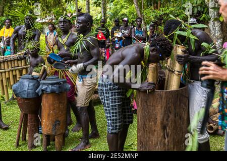 Sing-Sing traditionnel avec des invités étrangers sur l'île de Tautsina, Bougainville, Papouasie-Nouvelle-Guinée Banque D'Images