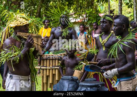 Sing-Sing traditionnel avec des invités étrangers sur l'île de Tautsina, Bougainville, Papouasie-Nouvelle-Guinée Banque D'Images
