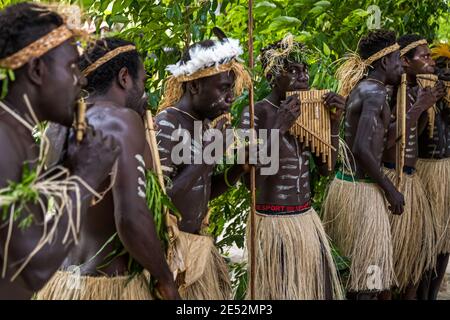 Sing-Sing traditionnel avec des invités étrangers sur l'île de Tautsina, Bougainville, Papouasie-Nouvelle-Guinée Banque D'Images