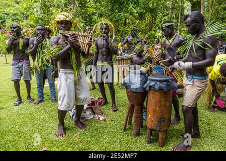 Sing-Sing traditionnel avec des invités étrangers sur l'île de Tautsina, Bougainville, Papouasie-Nouvelle-Guinée Banque D'Images