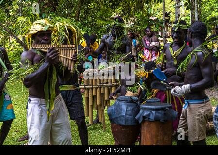 Sing-Sing traditionnel avec des invités étrangers sur l'île de Tautsina, Bougainville, Papouasie-Nouvelle-Guinée Banque D'Images