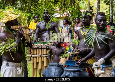 Sing-Sing traditionnel avec des invités étrangers sur l'île de Tautsina, Bougainville, Papouasie-Nouvelle-Guinée Banque D'Images