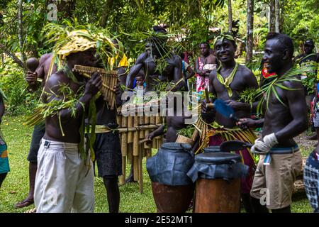 Sing-Sing traditionnel avec des invités étrangers sur l'île de Tautsina, Bougainville, Papouasie-Nouvelle-Guinée Banque D'Images