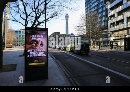 Londres, Royaume-Uni. 25 janvier 2021. Un panneau numérique affiche un message du coronavirus par le NHS sur Hampstead Road dans le centre de Londres. Crédit: Waldemar Sikora Banque D'Images