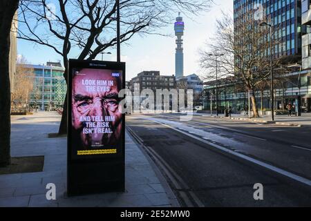 Londres, Royaume-Uni. 25 janvier 2021. Un panneau numérique affiche un message du coronavirus par le NHS sur Hampstead Road dans le centre de Londres. Crédit: Waldemar Sikora Banque D'Images