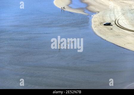 Vue aérienne des personnes et de leurs animaux de compagnie dans l'eau Banque D'Images