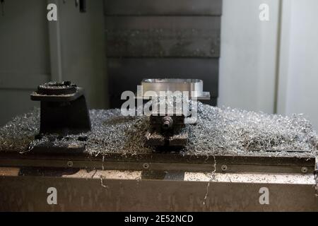 Copeaux métalliques après usinage de la pièce sur une fraiseuse CNC. Mise au point sélective. Banque D'Images
