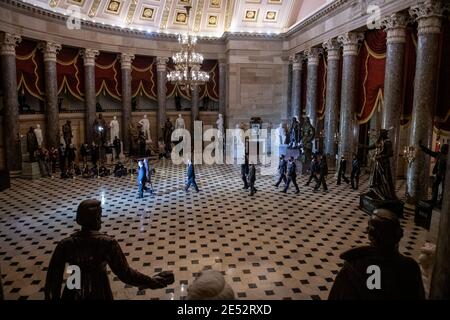 Les responsables de la destitution, dirigés par le représentant des États-Unis Jamie Raskin (démocrate du Maryland), traversent la statuaire Hall pour livrer les articles de la destitution contre l'ancien président Donald Trump au Sénat au Capitole des États-Unis à Washington, DC, le lundi 25 janvier 2021. Crédit : Rod Lamkey/CNP/MediaPunch Banque D'Images