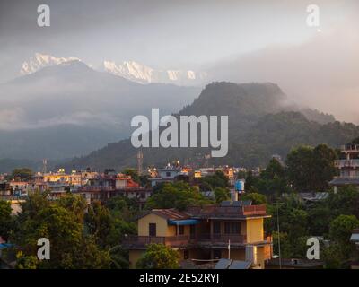 Annapurna Sud (7219m), Annapurna I (8091m) et Hiunchuli (6441m) se profilent au-dessus de Pokhara au lever du soleil. Népal. Banque D'Images