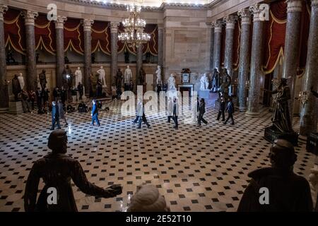 Les responsables de la destitution, dirigés par le représentant des États-Unis Jamie Raskin (démocrate du Maryland), traversent la statuaire Hall pour livrer les articles de la destitution contre l'ancien président Donald Trump au Sénat au Capitole des États-Unis à Washington, DC, le lundi 25 janvier 2021. Crédit : Rod Lamkey/CNP/MediaPunch Banque D'Images