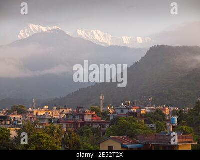 Annapurna Sud (7219m), Annapurna I (8091m) et Hiunchuli (6441m) se profilent au-dessus de Pokhara au lever du soleil. Népal. Banque D'Images