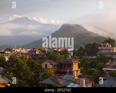 Annapurna Sud (7219m), Annapurna I (8091m), Hiunchuli (6441m) et Machhapuchhare (6997m) se profilent au-dessus de Pokhara au lever du soleil. Banque D'Images