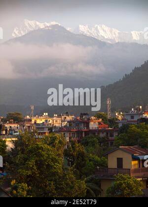 Annapurna Sud (7219m), Annapurna I (8091m) et Hiunchuli (6441m) oom au-dessus de Pokhara au lever du soleil. Banque D'Images