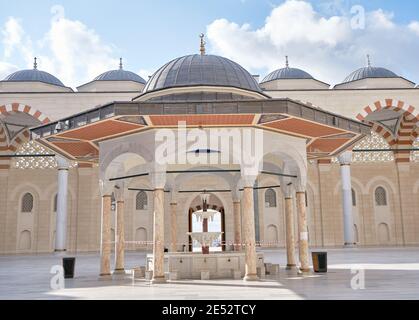 Grande mosquée Camlica (turque : Büyük Çamlıca Camii) et cour intérieure de la mosquée avec fontaine d'ablution. La mosquée Camlica est la plus grande mosquée de Turquie Banque D'Images