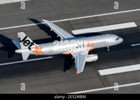 Jetstar Airways Australie Airbus A320 atterrissage à l'aéroport de Sydney. Vue aérienne de la compagnie aérienne Jetstar Australia. Avion VH-VQC. Banque D'Images