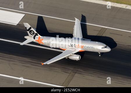 Jetstar Airways Australie Airbus A320 atterrissage à l'aéroport de Sydney. Vue aérienne de la compagnie aérienne Jetstar Australia. Avion VH-VGN. Banque D'Images